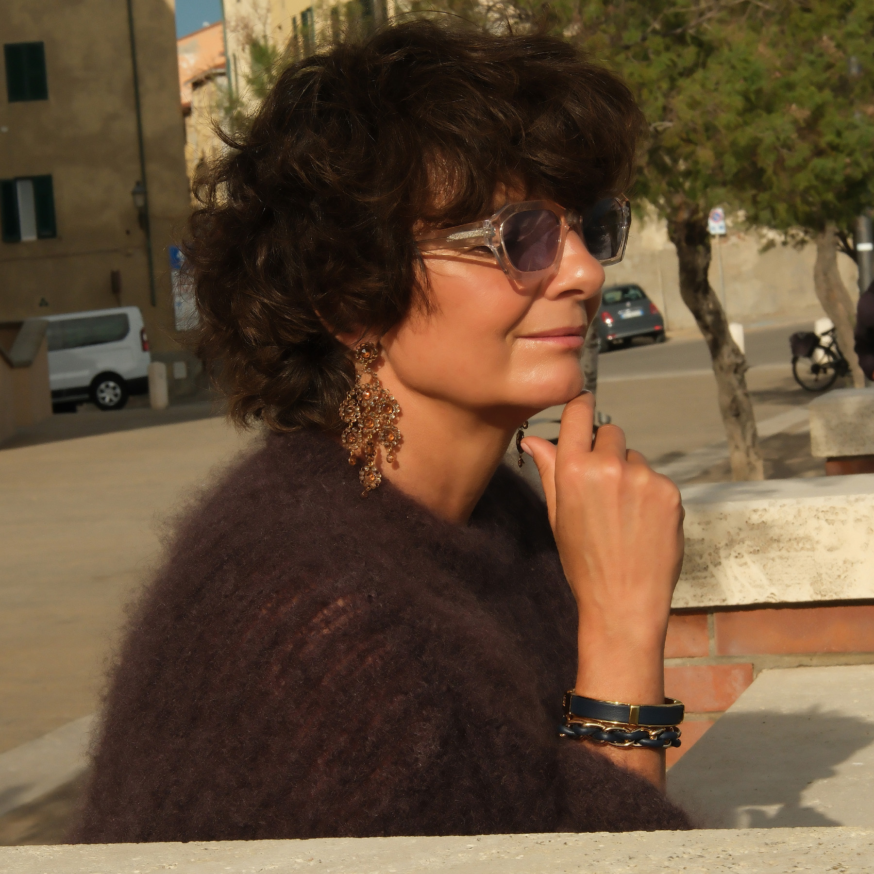 Kolczyki z motywem kwiatków z szampańskimi kryształami. MASKA ARLECCHINA