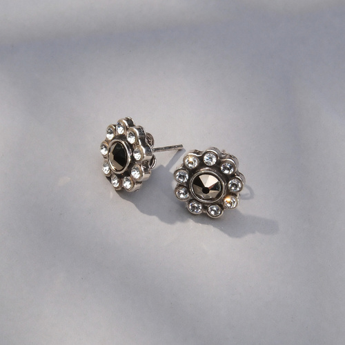 Posrebrzane kolczyki sztyfty w formie kwiatów z kryształkami. SUBTELNA INTRYGA