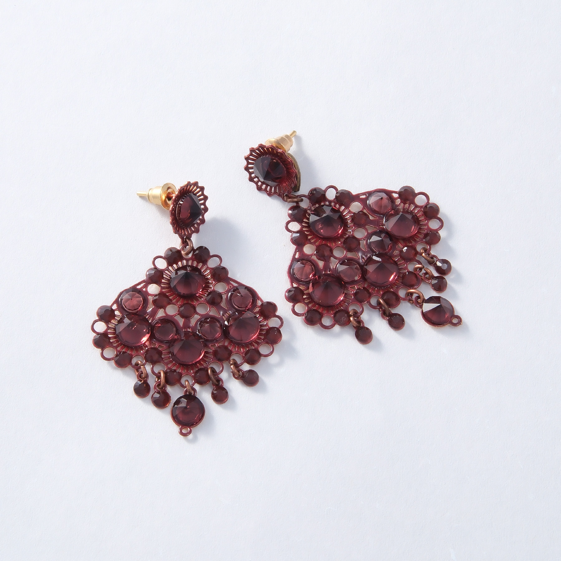 Kolczyki z motywem kwiatów z kryształami w tonie cabernet. LUCE DEL NORD