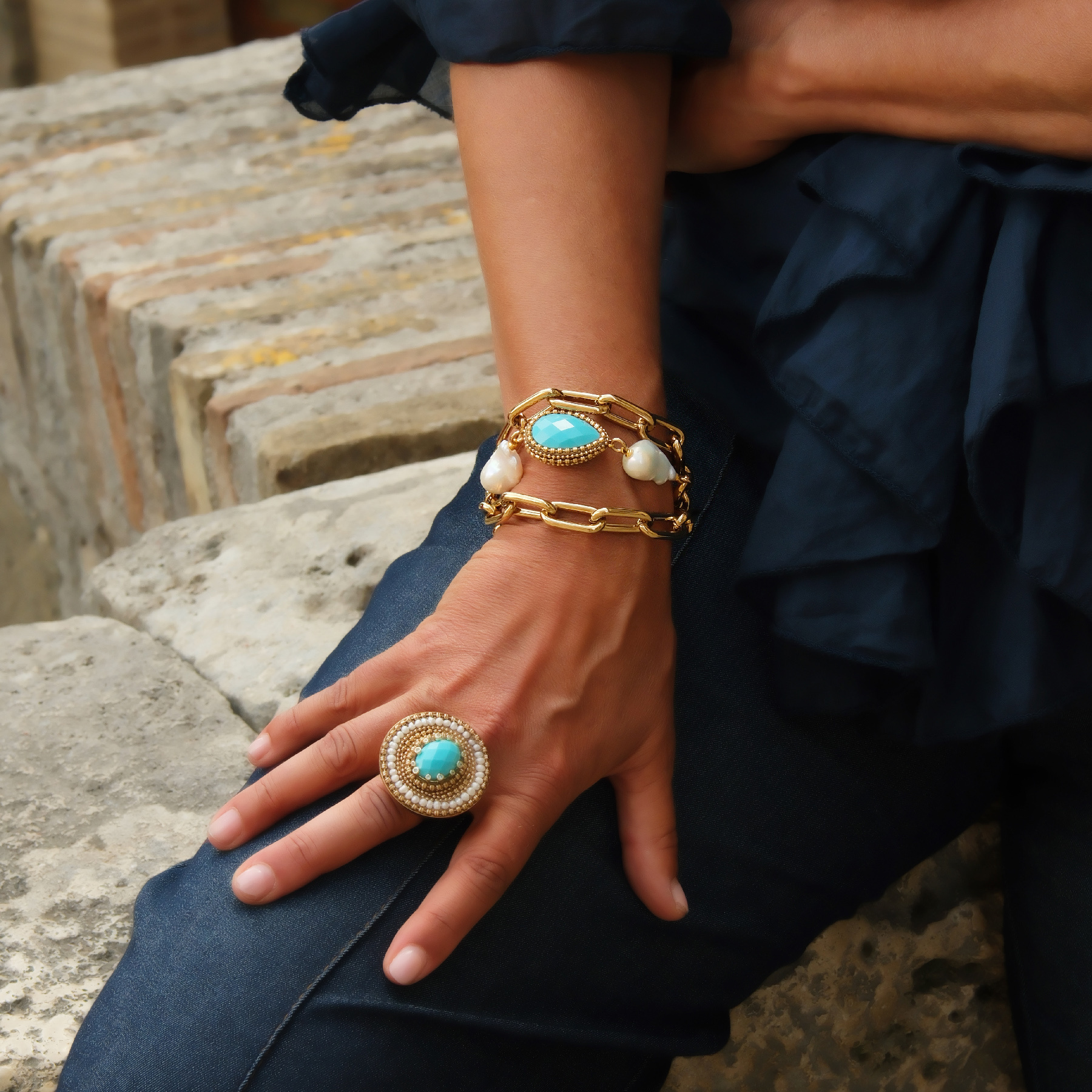 Pozłacany pierścień z błękitnym oczkiem i perełkami. KASIA