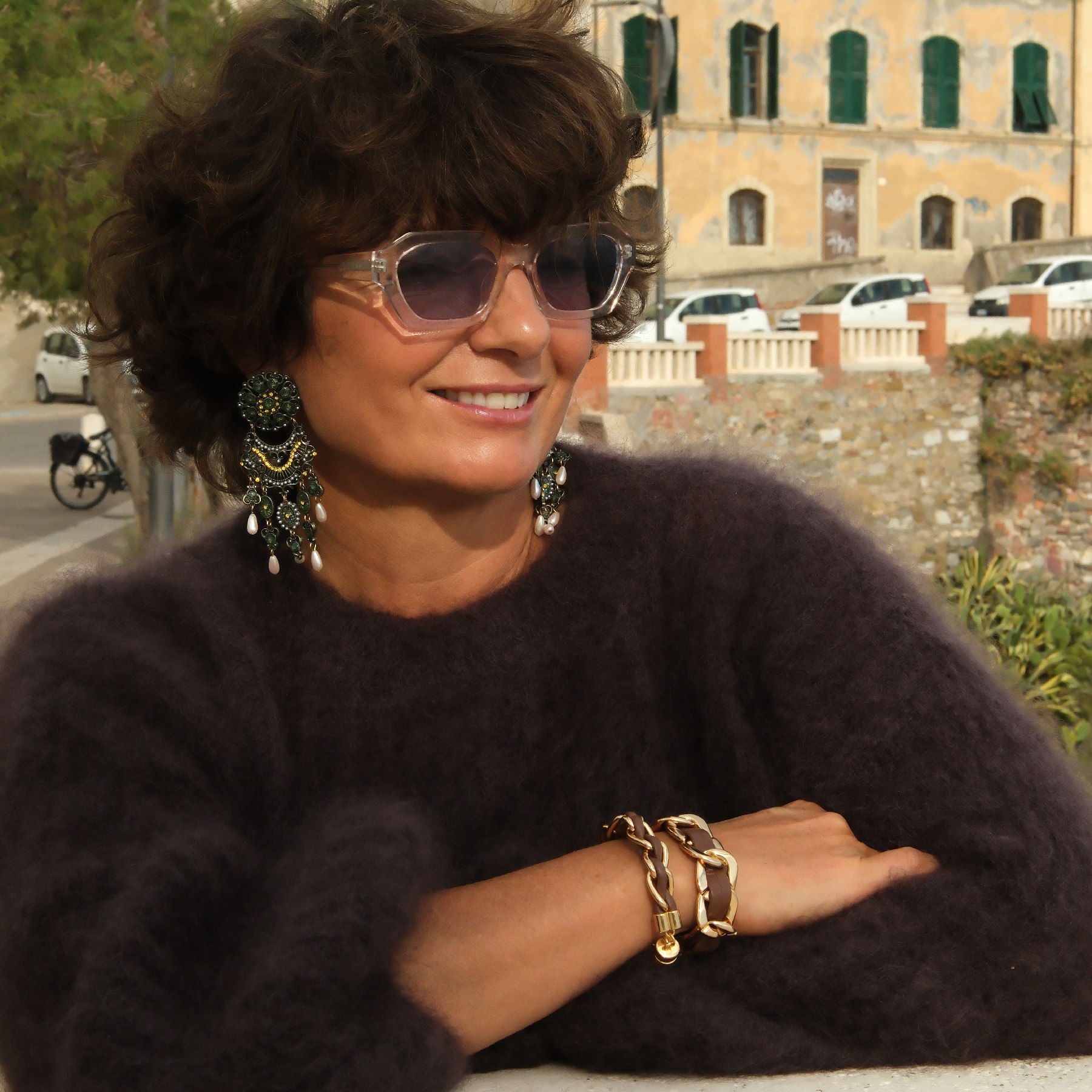 Złocone ornamentalne kolczyki z kryształami i perłami. PIZZO SANGALO