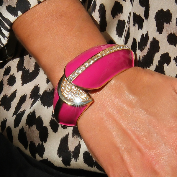 Złocona bransoletka pokryta różową emalią z cyrkoniami. AGNESE