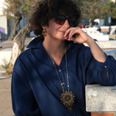 Naszyjnik z rozetą i kwiatem z kryształów i czarnych płatków . WITRAŻE MARZEŃ