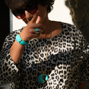 Złocona bransoletka pokryta białą i turkusową emalią. ADRIANA