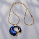 Złocony wisior z emaliowaną na granat i brąz zawieszką. GIULIA