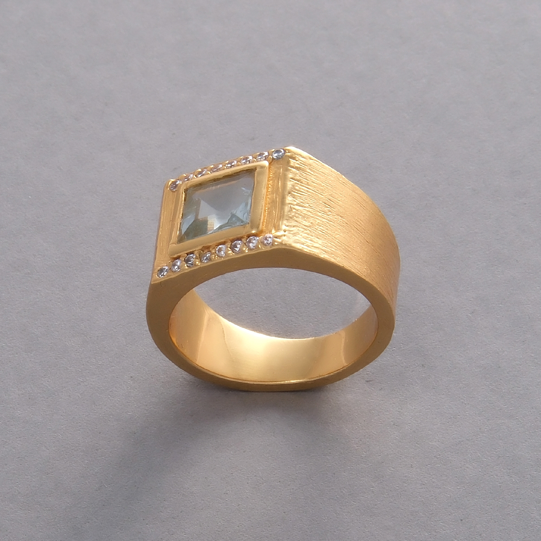 Pozłacany sygnet na mały palec z akwamarynem. ODWAGA AKWAMARYNU