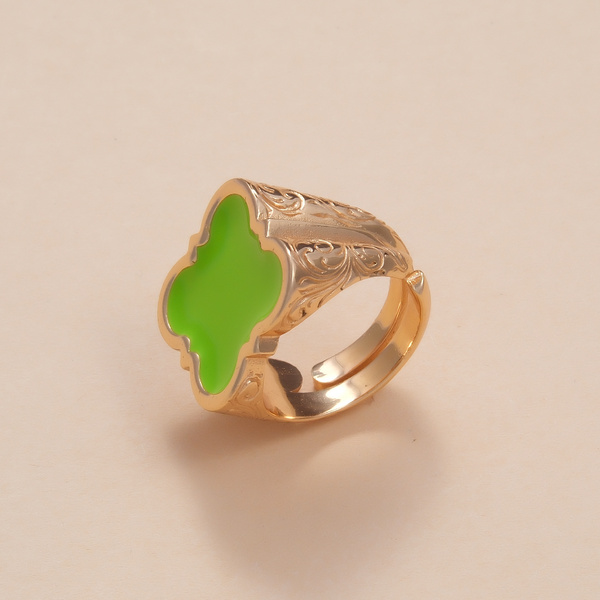 Pozłacany pierścień z ziełonym motywem romańskim z emalii. VERDE ROMANA