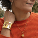 Wisiorek na łańcuszku z zawieszką z kulą ziemską. PODRÓŻ DO MARZEŃ