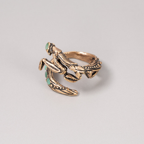 Pierścionek z modliszką wysadzany kamieniami. WŚRÓD GAŁĄZEK