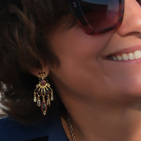 Kolczyki z czarnymi płatkami i kryształkami w tonie cabernet. KOCHA LUBI SZANUJE