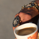 Pozłacany pierścień z motywem kwiatka z cyrkonii. ROSA NOCY