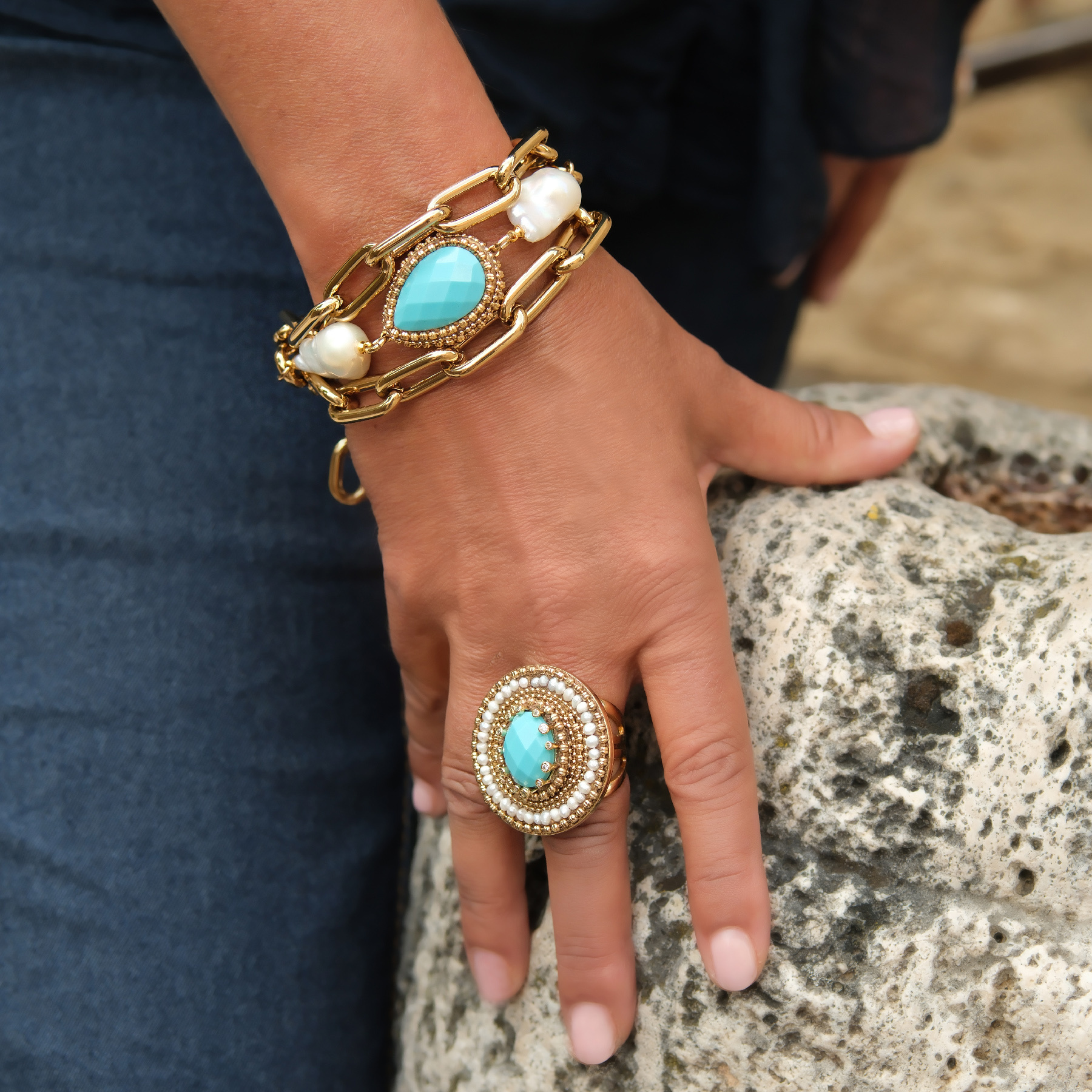 Pozłacany pierścień z błękitnym oczkiem i perełkami. KASIA