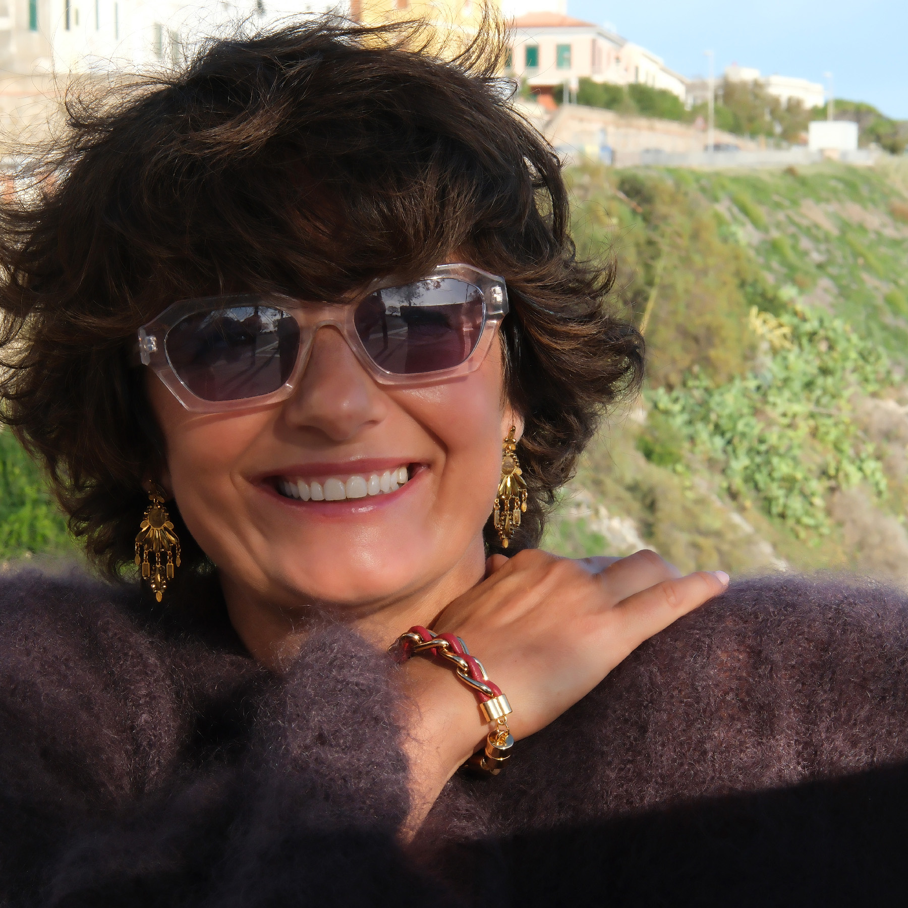 Kolczyki ze złotymi płatkami, kryształkami i zawieszkami. UROK BAROKU