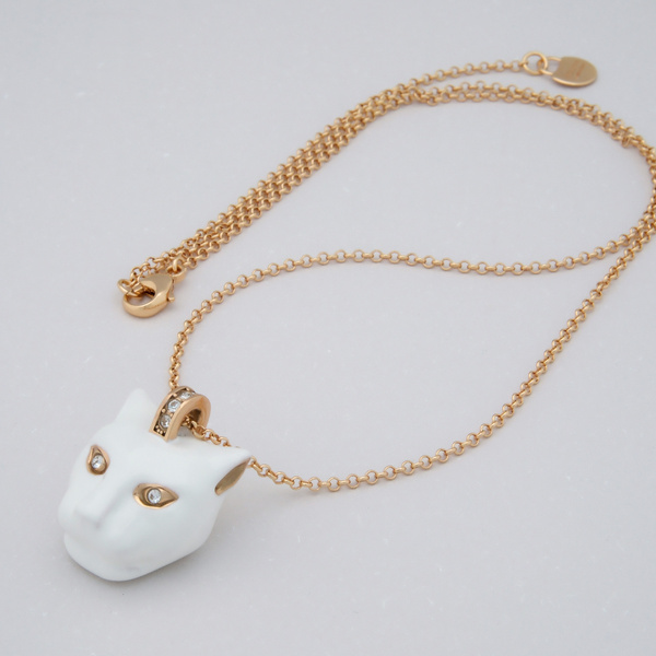 Pozłacany wisiorek z białą głową pantery i cyrkoniami. DZIKIE SPOJRZENIE