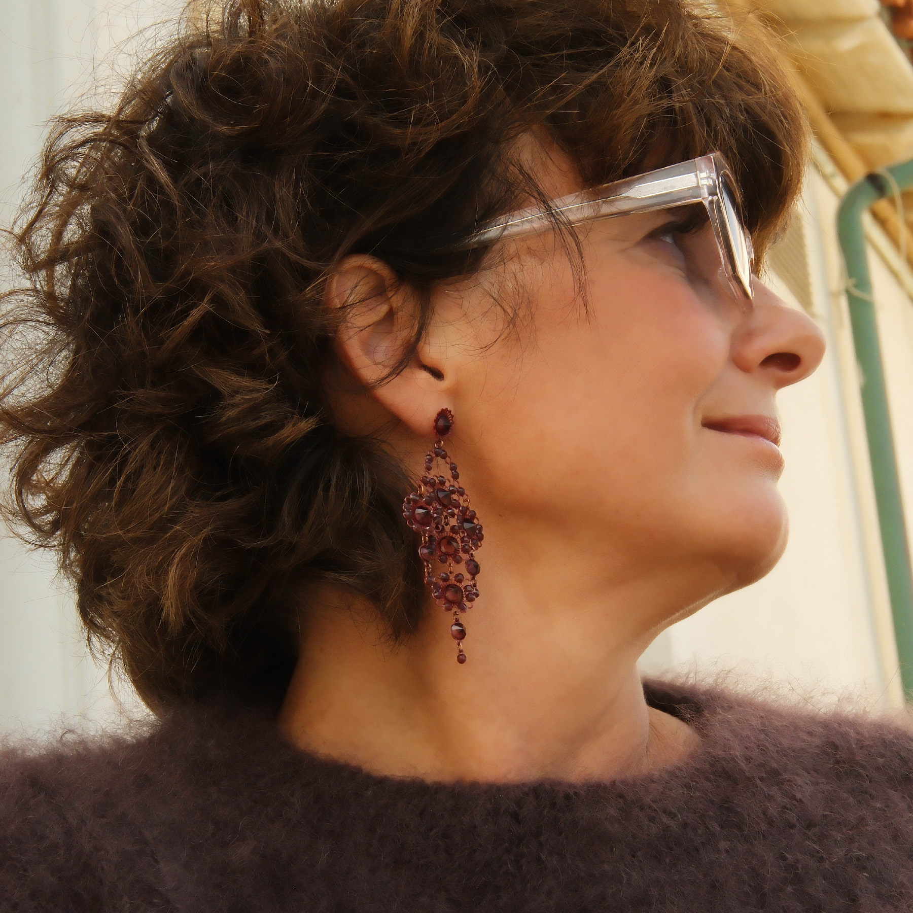 Kolczyki z motywem kwiatów z kryształami w tonie cabernet. LOT ANIOŁA