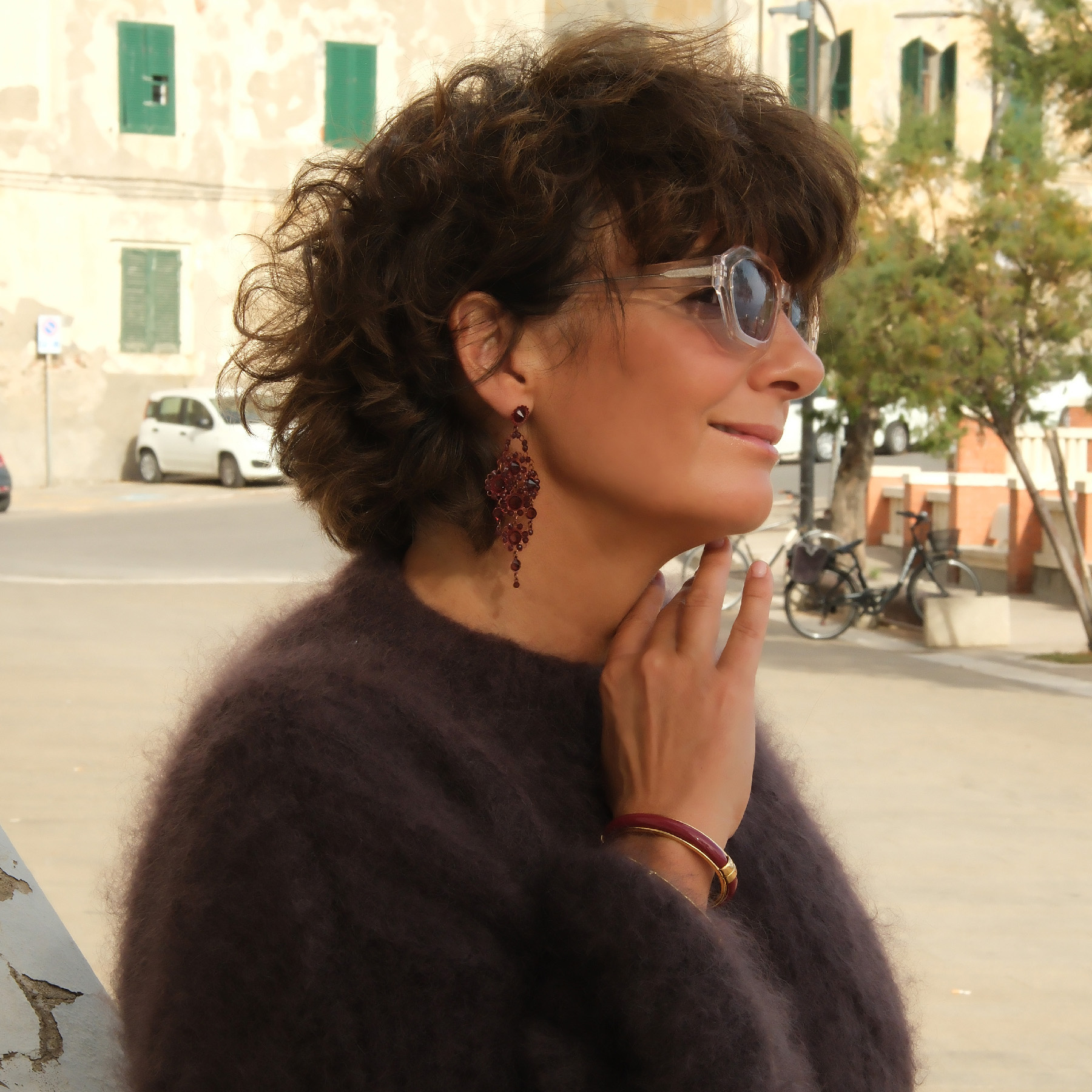 Kolczyki z motywem kwiatów z kryształami w tonie cabernet. LOT ANIOŁA