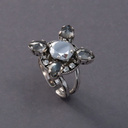 Posrebrzany pierścionek w formie kwiatu z kryształami. GWIAZDA CIEMNOŚCI