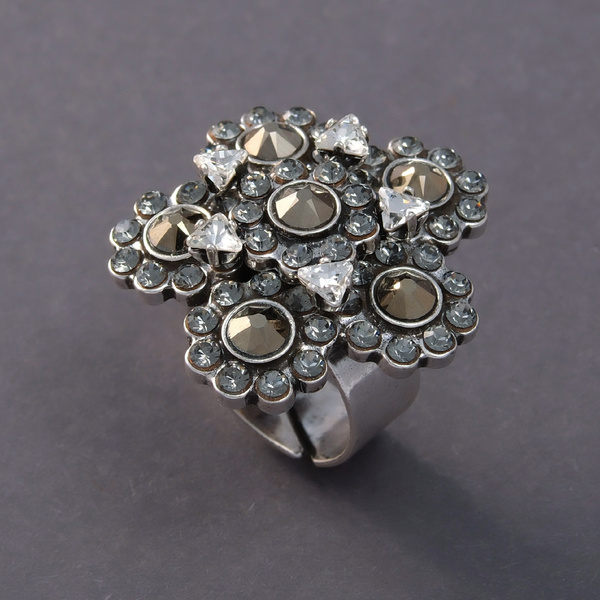 Srebrzony pierścionek z formie kwiatów a la stacja kosmiczna. TWÓJ WSZECHŚWIAT