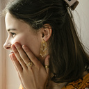 Pozłacany pierścionek z naturalnym kwiatem kocianki. W STRONĘ SŁOŃCA