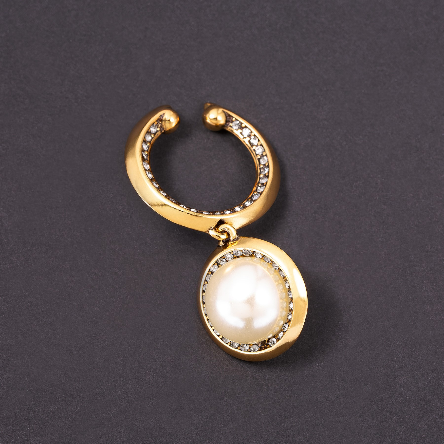 Pozłacana nausznica z perłą w oprawie z kryształków. Z WIZYTĄ U WENUS