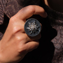 Pozłacany pierścień z motywem kwiatka z cyrkonii. ROSA NOCY