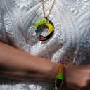 Pozłacany wisior z zawieszką z kolorowym tukanem. KOLORY RADOŚCI