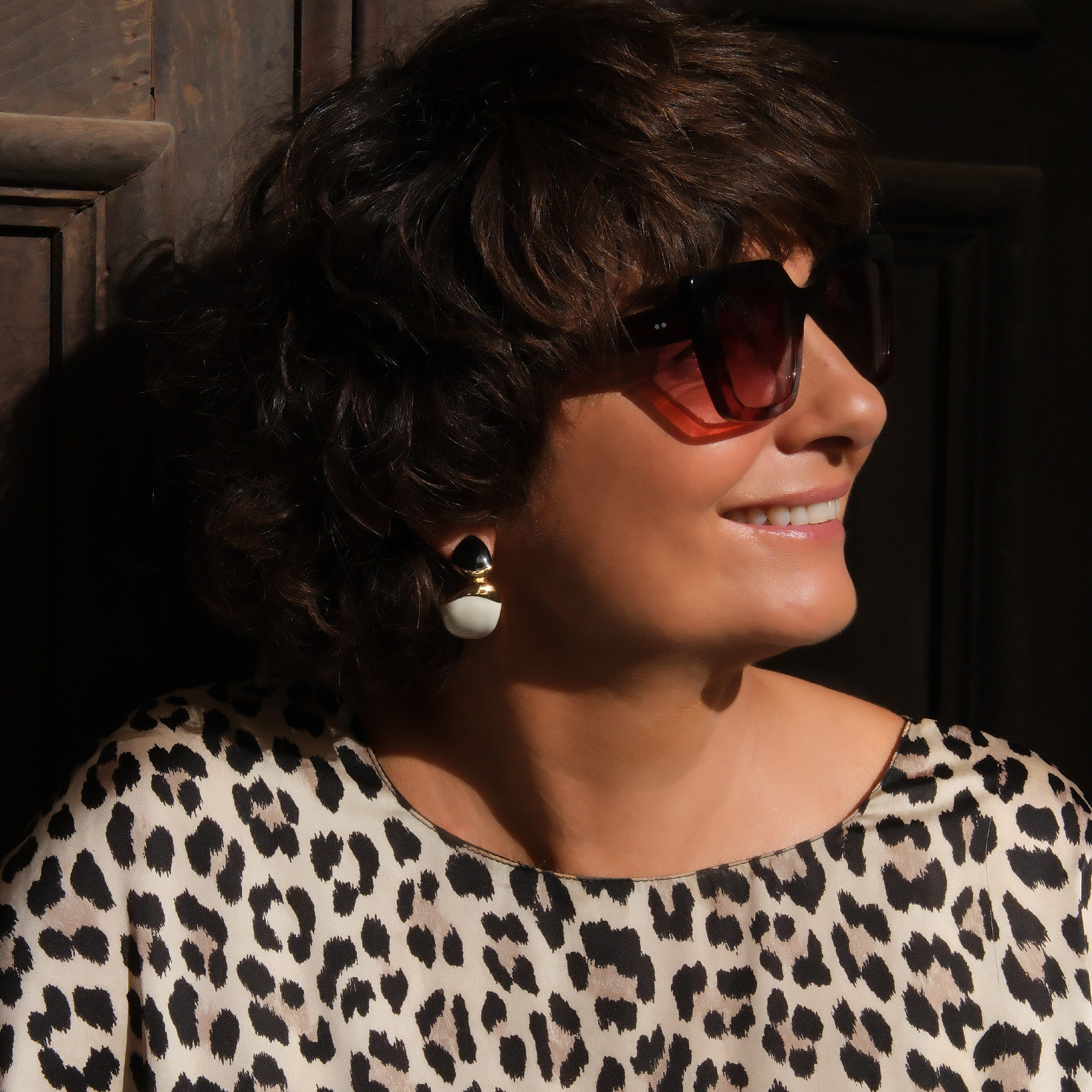 Pozłacane kolczyki haczyki emaliowane na biało i czarno. AURORA