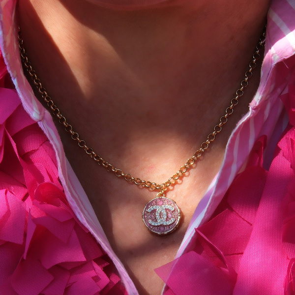 Pozłacany naszyjnik z dużym różowym guzikiem. LA PROMESSE ROSE