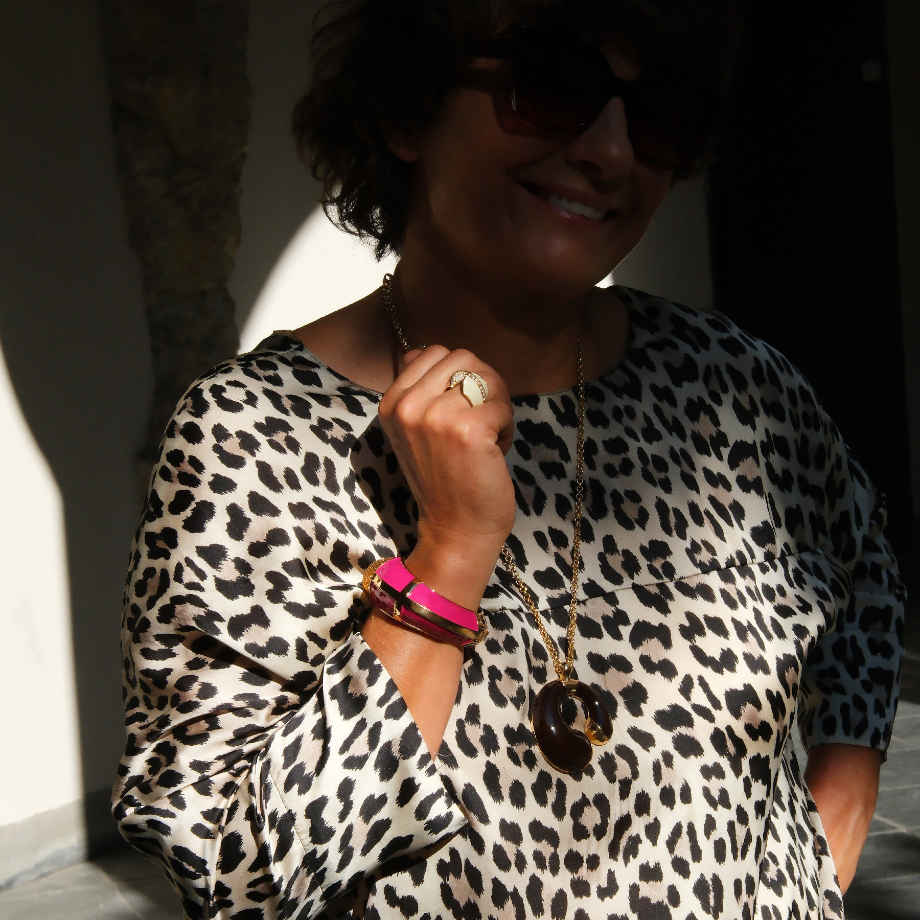 Otwarty pozłacany pierścień z białą emalią i cyrkoniami. UNO BIANCO