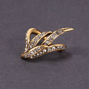 Lewa pozłacana nausznica w formie piór z kryształami. TWÓJ SHOWTIME