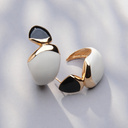 Pozłacane kolczyki haczyki emaliowane na biało i czarno. AURORA