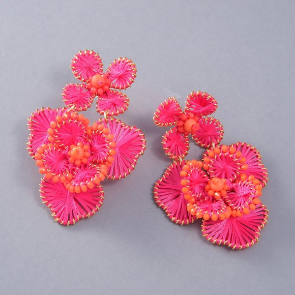 Kolczyki w kształcie różówych kwiatów na złoconym drucie. RAJSKA ŁĄKA