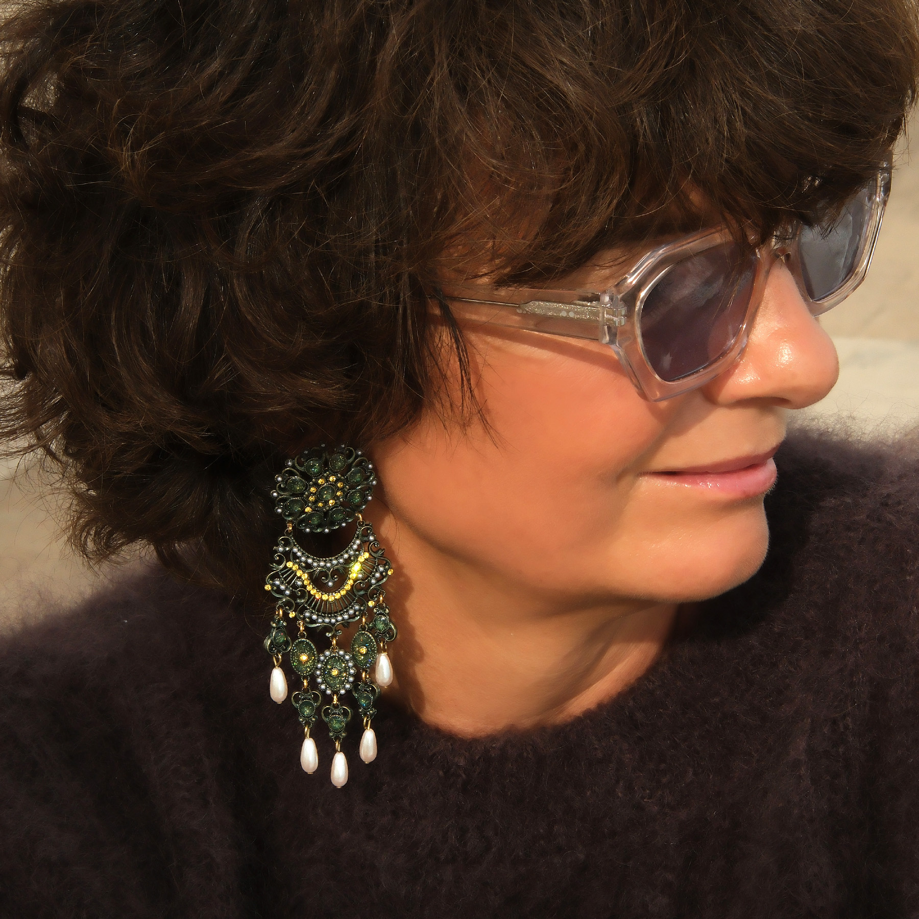 Złocone ornamentalne kolczyki z kryształami i perłami. PIZZO SANGALO