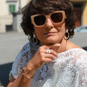 Otwarty pozłacany pierścień z białą emalią i cyrkoniami. UNO BIANCO