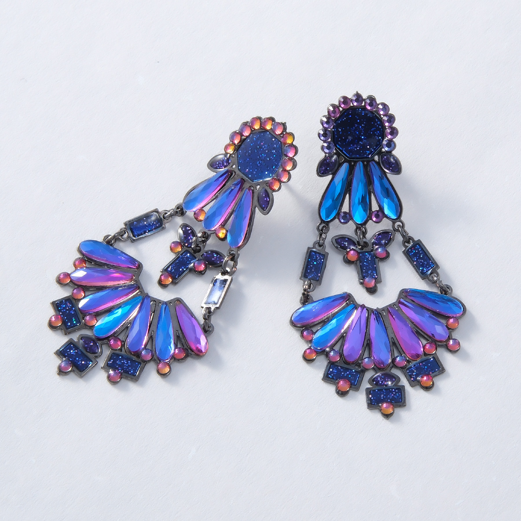 Kolczyki z motylem i płatkami z benzynowym połyskiem. CARNEVALE DI LUCE