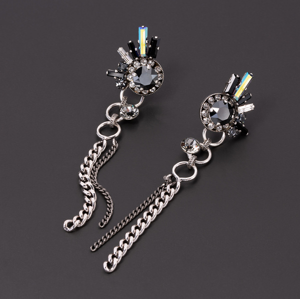 Posrebrzane kolczyki z białymi i czarnymi kryształami. NOC METEORÓW