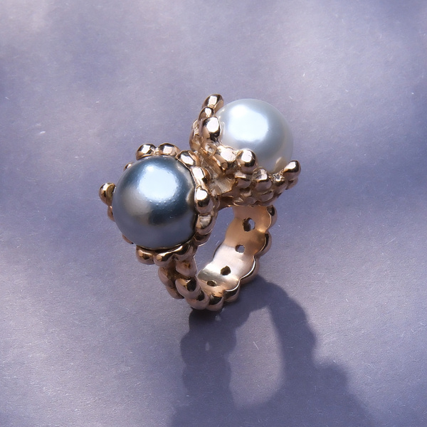 Pozłacany pierścionek z białą i srebrną perłą w oprawie. LUCCE DELLA LUNA