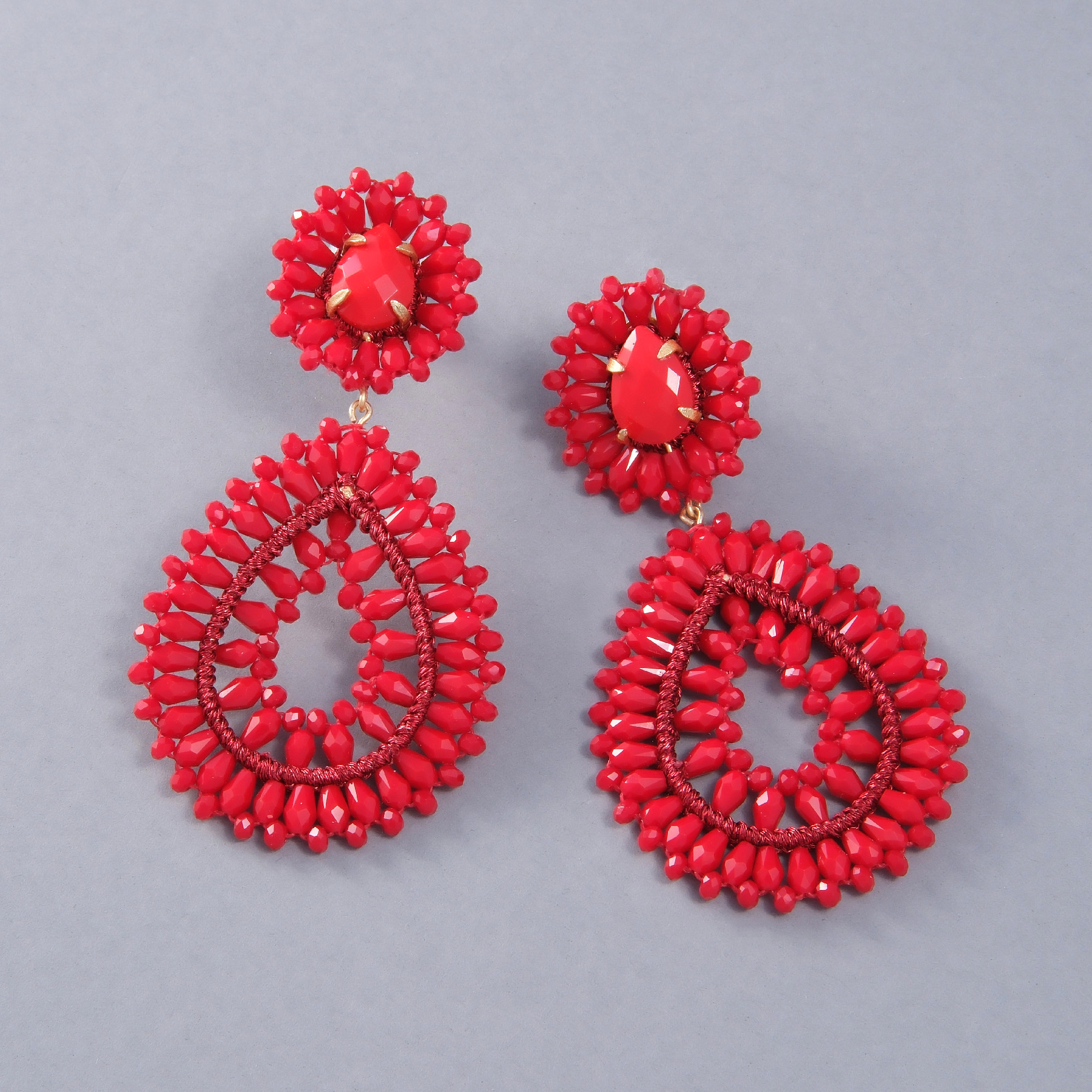 Kolczyki z czerwoną zawieszką w kształcie kropli i koralikami. SORBET TRUSKAWKOWY