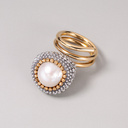 Pierścionek z perłą w oprawie z diamentowych łańcuszków. MATTI