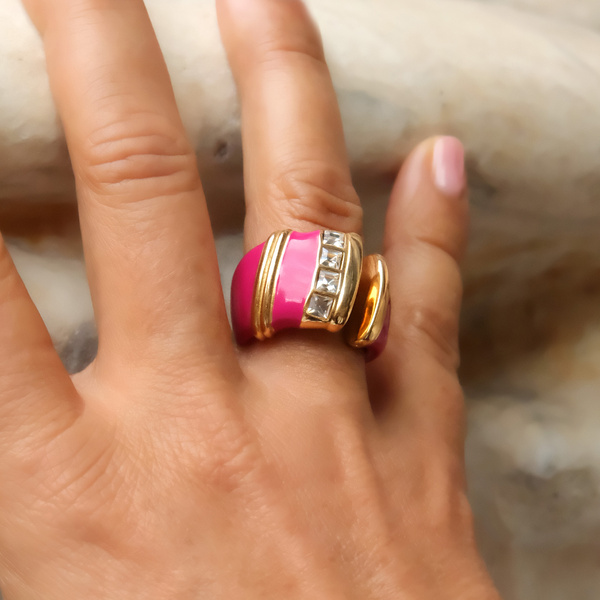 Otwarty pozłacany pierścień z różową emalią i cyrkoniami. DARIA