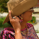 Średniej szerokości pierścionek z pozłacanych ogniw ze stali. CENTRE POMPIDOU