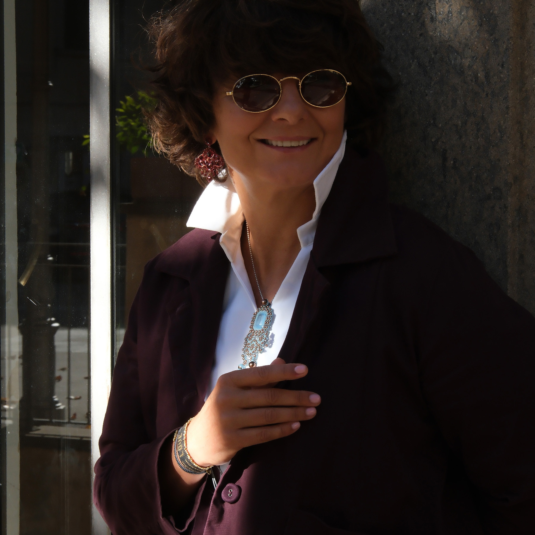 Kolczyki z motywem kwiatów z kryształami w tonie cabernet. LUCE DEL NORD