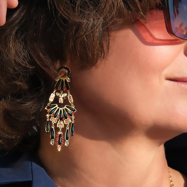 Złocone kolczyki z motylkiem, czarnymi płatkami i kryształkami. BACCIO BAROCCO