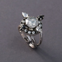 Posrebrzany pierścionek w formie kwiatu z kryształami. GWIEZDNY KWIAT