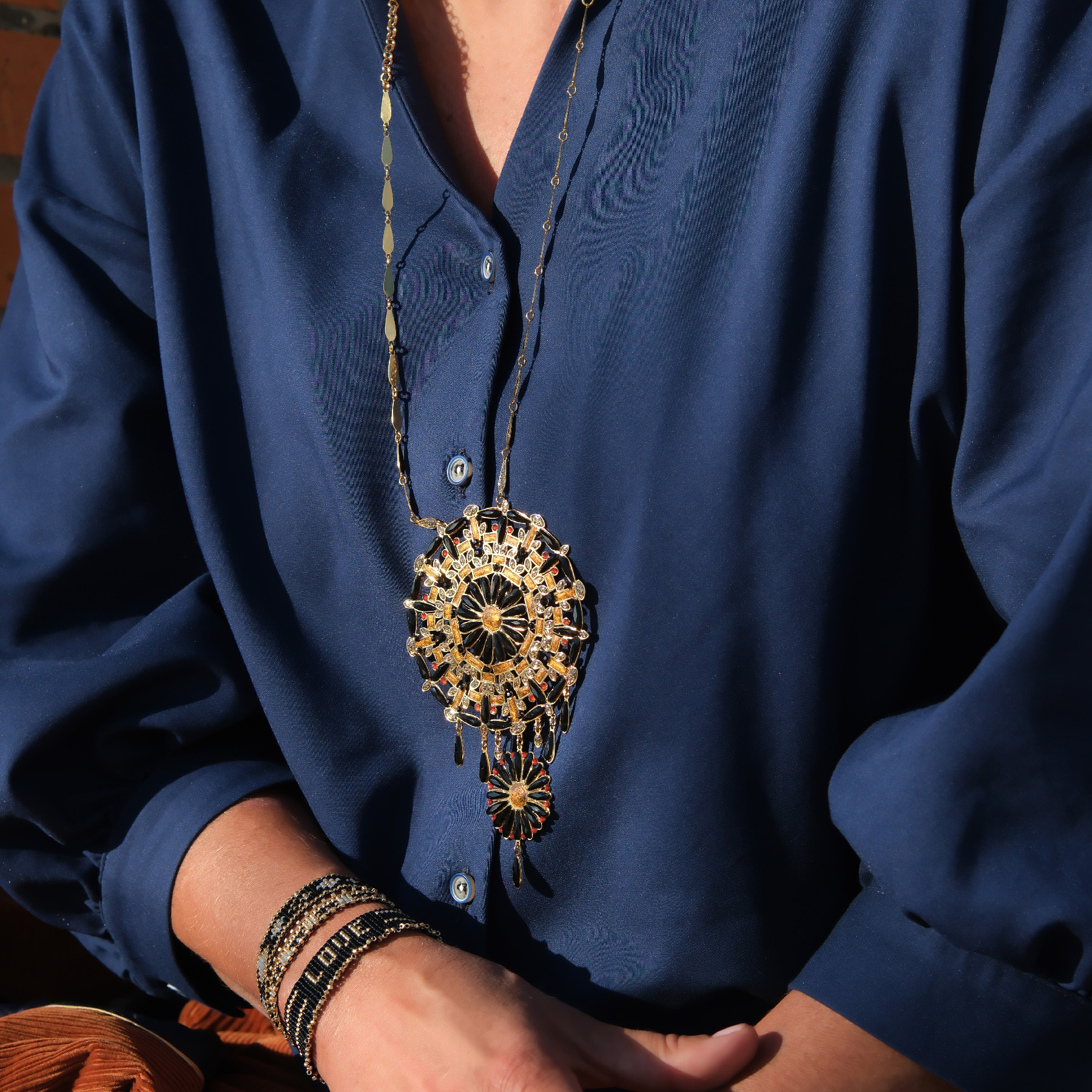 Naszyjnik z rozetą i kwiatem z kryształów i czarnych płatków . WITRAŻE MARZEŃ