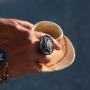 Pozłacany pierścień z motywem kwiatka z cyrkonii. ROSA NOCY