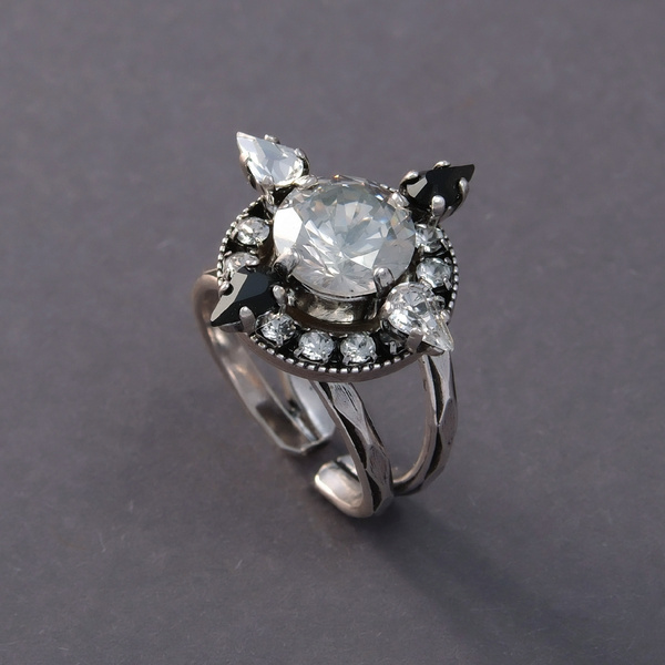 Posrebrzany pierścionek w formie kwiatu z kryształami. GWIEZDNY KWIAT