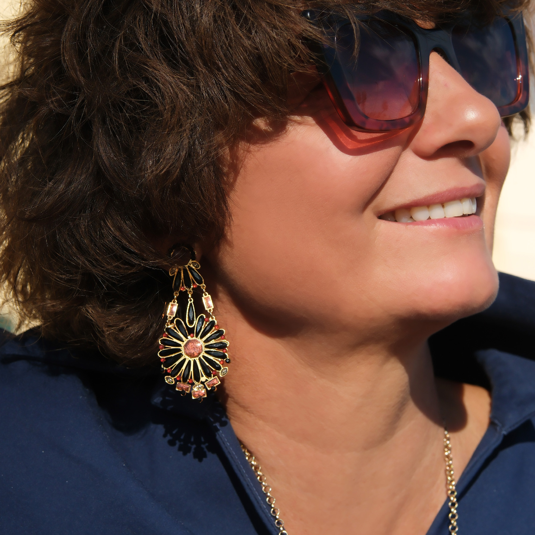 Kolczyki kwiaty z czarnymi płatkami i winnymi kryształami. FIORI DELLA NOTTE