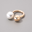 Pozłacany pierścionek z brązu z białą perłą i kulką. LUCE DI PERLA