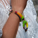 Pozłacana bransoletka z motywem kolorowego tukana. ŻYJ KOLOROWO